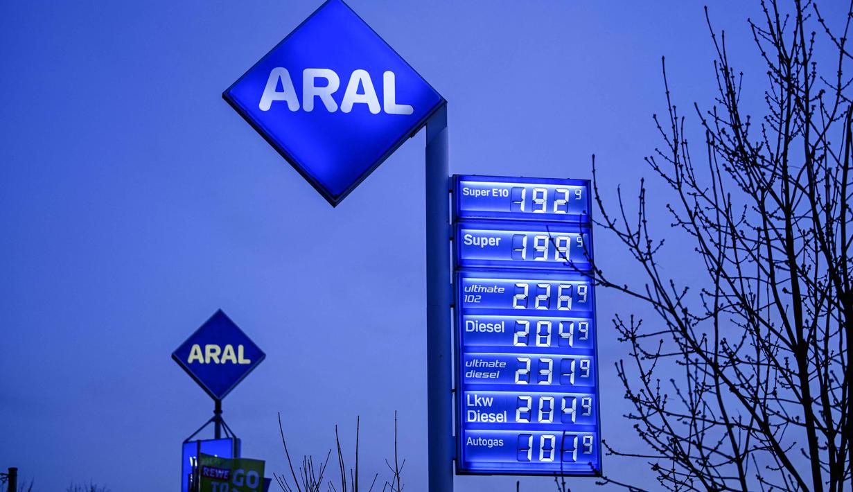 Sebagai informasi, sekitar 20 persen (seperlima) dari total pasokan minyak mentah dan gas alam cair (LNG) dunia melewati selat ini setiap harinya. Tampak foto yang menunjukkan tampilan harga BBM di Stasiun Pengisian Bahan Bakar Umum (SPBU) Aral di Bochum, Jerman, pada Rabu 4 Maret 2026. (Ina FASSBENDER/AFP)