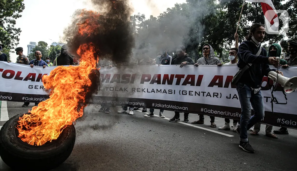 Massa yang tergabung dalam gerakan nasional tolak reklamasi (Gentar) membakar ban saat aksi didepan Gedung Balaikota, Jakarta, Rabu (8/7/2020). Dalam aksinya mereka meminta Gubernur DKI Jakarta Anies Baswedan untuk menghentikan Reklamasi Pantai Ancol. (Liputan6.com/Faizal Fanani)