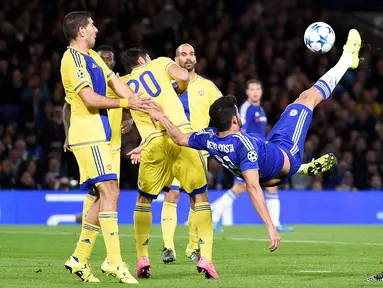 Aksi salto Diego Costa saat melawan Maccabi Tel-Aviv pada laga grup Liga Champions, di Stamford Bridge, London, Kamis (17/9/2015) dini hari WIB. (EPA/Facundo Arrizabalaga)