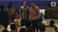 Presiden Joko Widodo (kiri) bersama Gubernur BI Perry Warjiyo usai memberikan pandangan terkait ekonomi dalam PTBI 2019 di Jakarta, Kamis (28/11/2019). Acara bertema 'Sinergi Transformasi Inovasi Menuju Indonesia Maju' ini dihadiri para pelaku industri keuangan. (Liputaan6.com/Angga Yuniar)