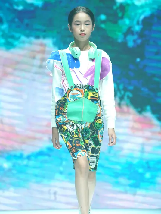 Model cilik menampilkan kreasi busana dalam sebuah peragaan busana di Hangzhou, China (24/8/2020). Peragaan busana tersebut diadakan sebagai bagian dari ajang China International Kids Fashion Week yang sedang berlangsung saat ini, menampilkan tren mode untuk pakaian anak-anak. (Xinhua/Chen Jianli)