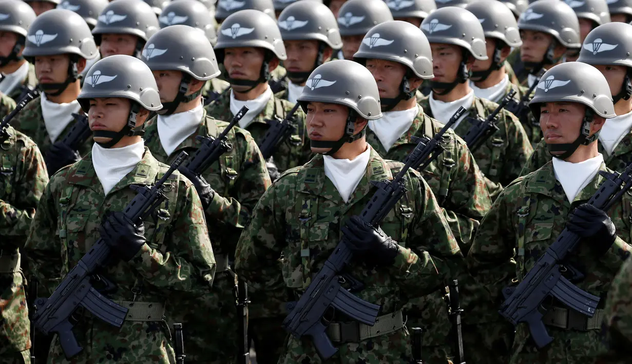 Barisan pasukan udara Bela Diri Jepang saat upacara tahunan Pasukan Bela Diri (SDF) di Pangkalan Asaka, Jepang(23/10). (Reuters/Kim Kyun-Hoon)