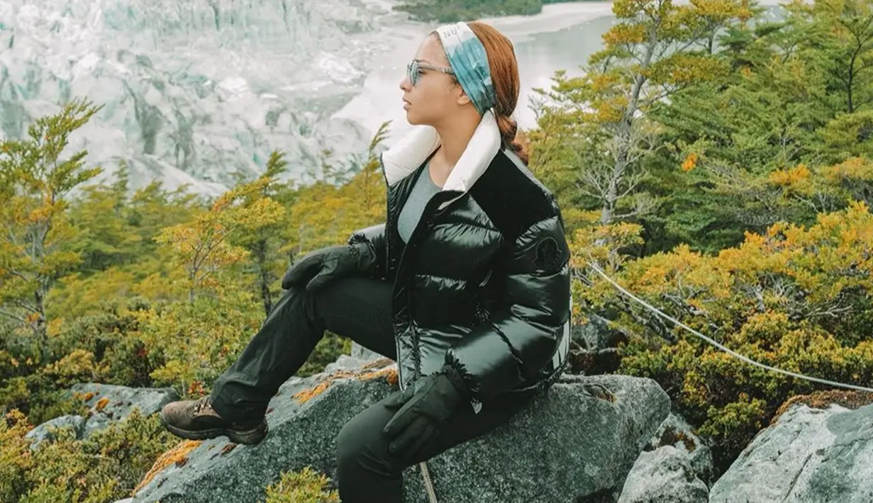 Bahkan, beberapa waktu lalu Nikita juga mengunggah foto saat tengah berlibur di Pia Gletscher, Chile. Gaya kasual yang dikenakan juga bisa ditiru loh. (Liputan6.com/IG/@nikitawillyofficial94)