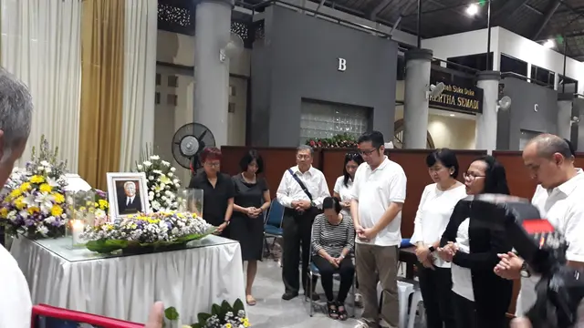Saat keluarga melakukan doa bersama di depan jenazah Hari Darmawan