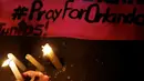 Warga meletakkan sebagai ungkapan duka tragedi penembakan di Pulse, klub malam khusus kaum gay di Orlando, Florida, AS, Minggu (12/6). Sebelumnya, seorang pria bersenjata menyandera sejumlah orang setelah menembaki klub gay tersebut. (REUTERS/Nacho Doce)