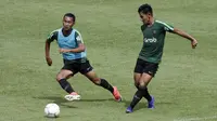 Pemain Timnas Indonesia U-22, Firza Andika, mengirim umpan saat latihan di Stadion Madya, Jakarta, Kamis (17/1). Latihan ini merupakan persiapan jelang Piala AFF U-22. (Bola.com/Yoppy Renato)