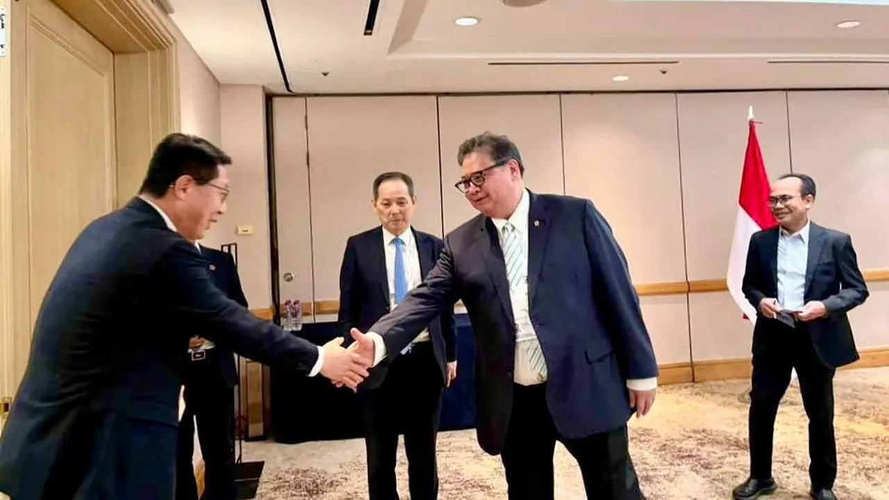 Menteri Koordinator Bidang Perekonomian Airlangga Hartarto bertemu Chief Executive Officer Lotte Chemical Corporation Young Jun Lee, di sela KTT APEC (APEC Summit) 2025. (Dok Kemenko Perekonomian)
