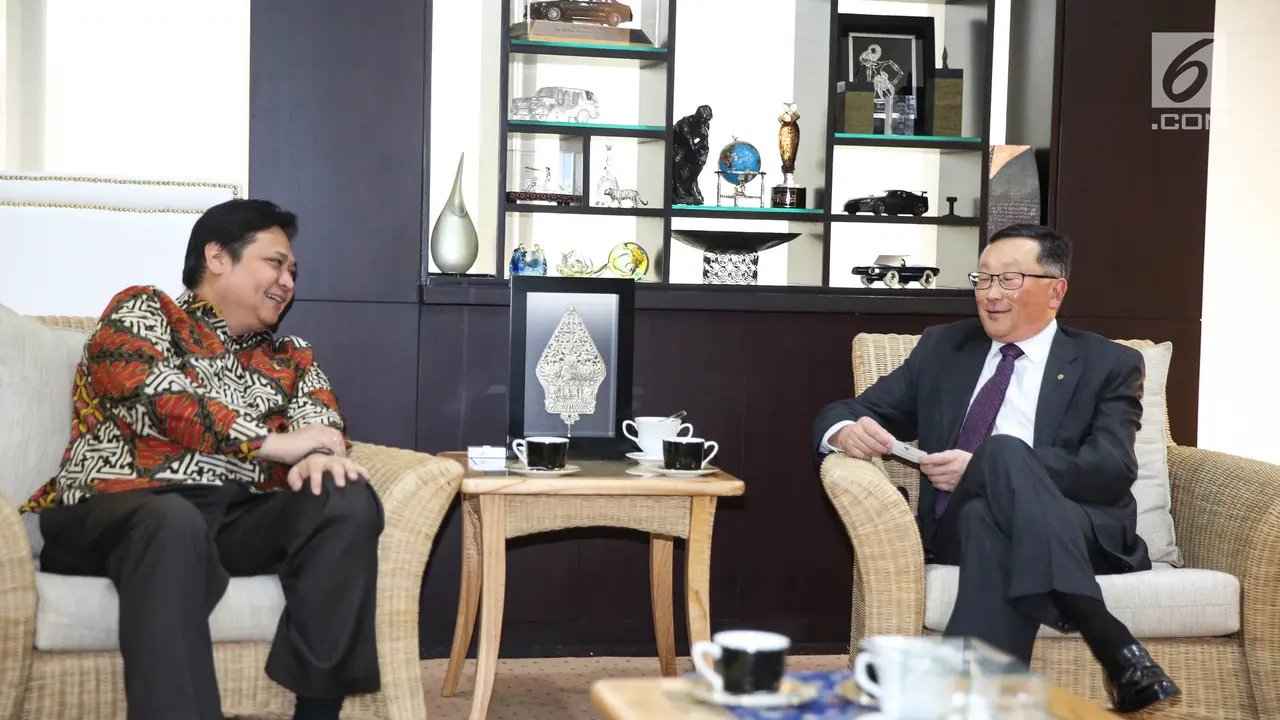 Menteri Perindustrian Airlangga Hartanto bersama Executive Chairman dan CEO BlackBerry, John Chen melakukan pertemuan di Jakarta, Rabu (9/8). Dalam pertemuan itu keduanya membahas perkembangan aplikasi Blackberry di Indonesia. (Liputan6.com/Faizal Fanani)