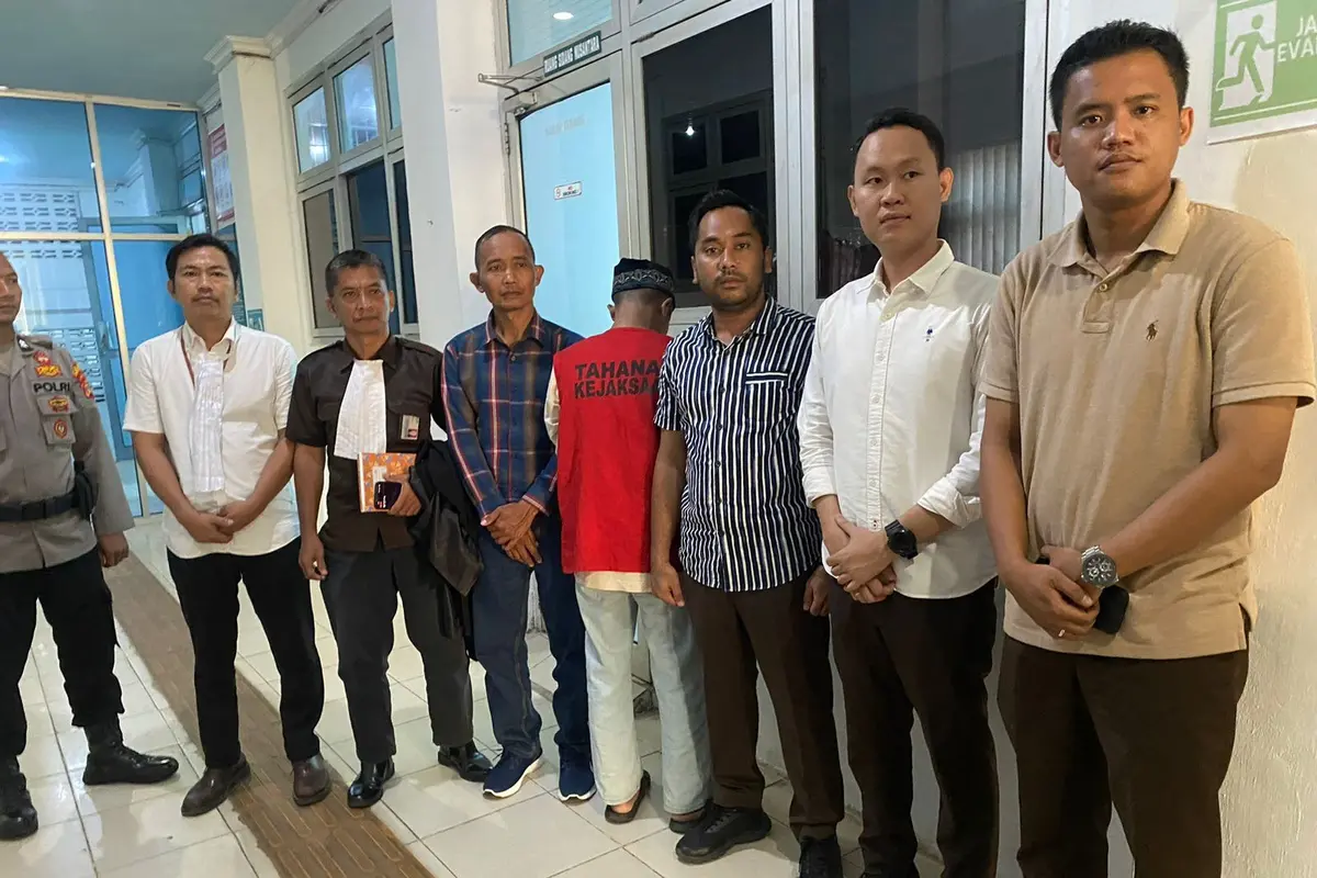 Terdakwa AEA (17), pembunuh Briptu Singgih Abdi Hidayat usai menjalani sidang vonis di PN Gunung Sugih. Foto (Istimewa)