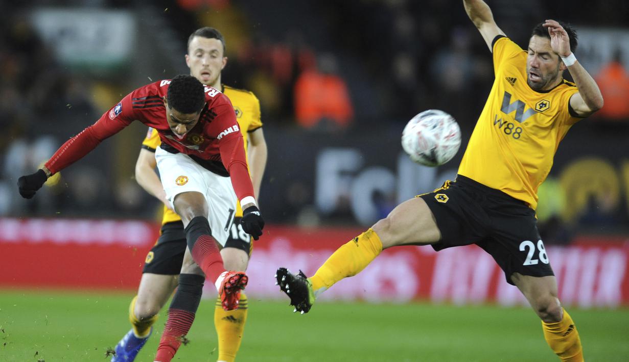 Penyerang Manchester United, Marcus Rashford, melepaskan tendang saat melawan Wolverhampton Wanderers pada laga Piala FA 2019 di Stadion Molineux, Sabtu (16/3). Wolverhampton menang 2-1 atas Manchester United. (AP/Rui Vieira)