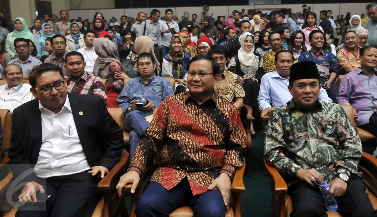 Ketua Umum Partai Gerindra Prabowo Subianto (tengah) saat hadiri HUT Pancasila ke 70 di DPR, Jakarta, Kamis (26/5/2016). (Liputan6.com/Johan Tallo)