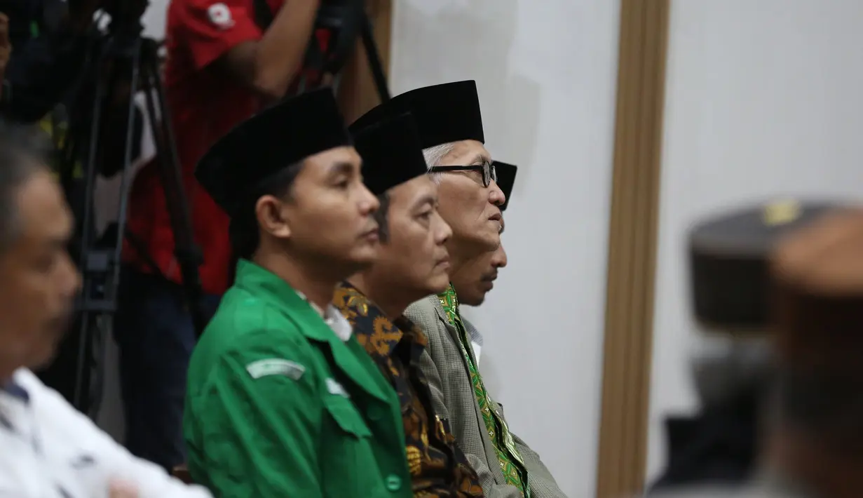 Wakil Rais Aam PBNU, Miftahul Ahyar menjadi saksi ahli pada sidang lanjutan dengan terdakwa Basuki Tjahaja Purnama (Ahok) di Auditorium Kementan, Jakarta, Selasa (21/2). JPU juga menghadirkan beberapa saksi ahli lainnya. (Liputan6.com/Yuniadhi Agung/Pool)