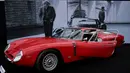 Mobil Iso Grifo A3-C 1964 yang merupakan milik bintang rock asal Prancis Johnny Hallyday dipamerkan sebelum dilelang di Paris, Prancis (6/2). Mobil mewah berwana merah ini akan dilelang oleh rumah lelang RM Sotheby. (AFP/Stephane De Sakutin)