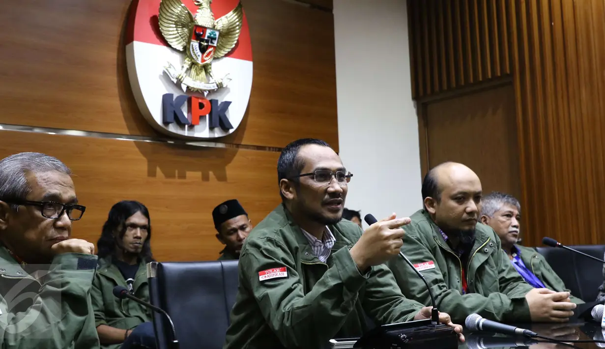 Mantan Ketua KPK Abraham Samad (kedua kiri) memberi keterangan pers usai melakukan diskusi internal bersama para pegawai KPK di gedung KPK, Jakarta, Kamis (30/3). (Liputan6.com/Helmi Afandi)