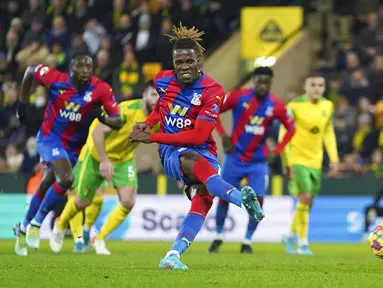 Pemain Crystal Palace Wilfried Zaha gagal mengeksekusi penalti saat melawan Norwich City pada pertandingan sepak bola Liga Inggris di Carrow Road, Norwich, Inggris, 9 Februari 2022. Pertandingan berakhir imbang 1-1. (Joe Giddens/PA via AP)