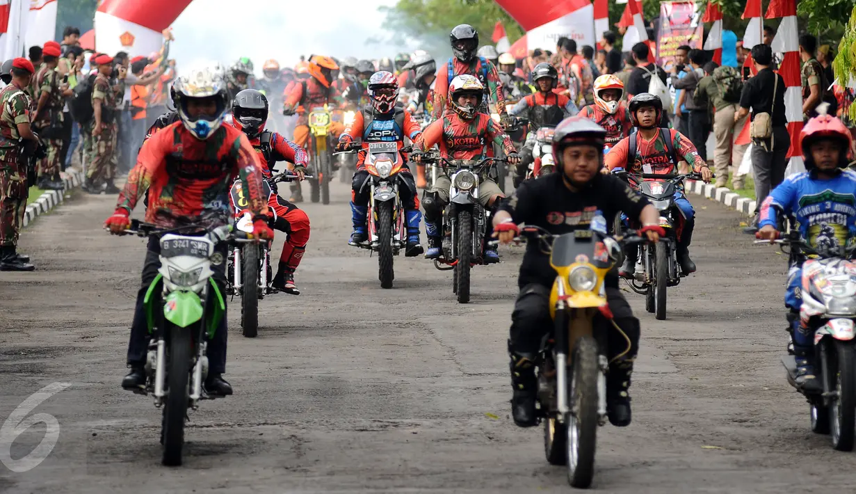 Peserta Komando Trail Adventure (Kotra) 2 meninggalkan garis start di Yon 14 Grup 1 Kopassus, Bogor, Jawa Barat, Sabtu (8/4). Acara ini bagian perayaan HUT Kopassus ke-65 dan diikuti ribuan kroser. (Liputan6.com/Helmi Fithriansyah) 