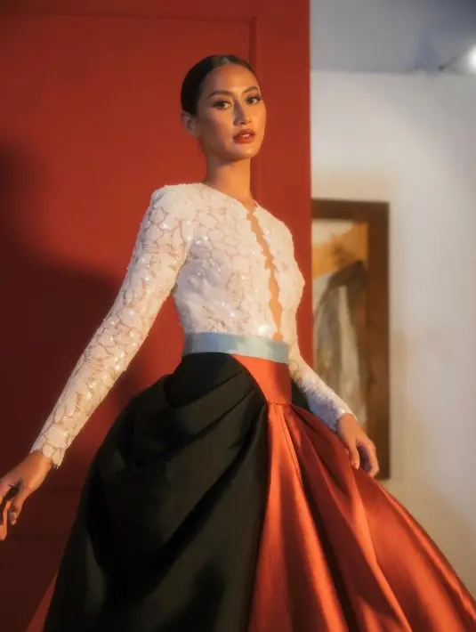Dress dengan detail lace brokat warna putih pada top dan rok satin merupakan kombinasi yang menarik untuk dicoba. Berkelas! (Instagram/ayumaulida97).