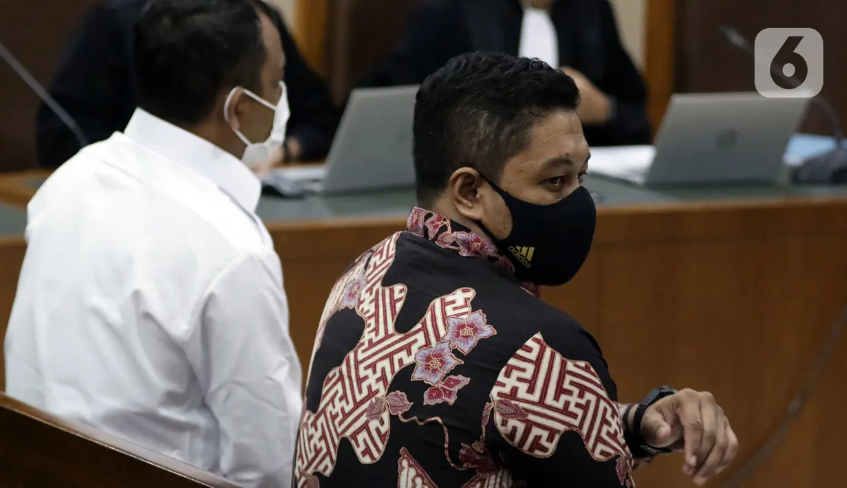 Mantan penyidik KPK, Stepanus Robin Pattuju (kanan) saat sidang pembacaan putusan di Pengadilan Tipikor Jakarta, Rabu (12/1/2022). Stepanus Robin Pattuju divonis 11 tahun penjara dan denda Rp 500 juta terkait kasus suap penanganan sejumlah kasus korupsi di KPK. (Liputan6.com/Helmi Fithriansyah)