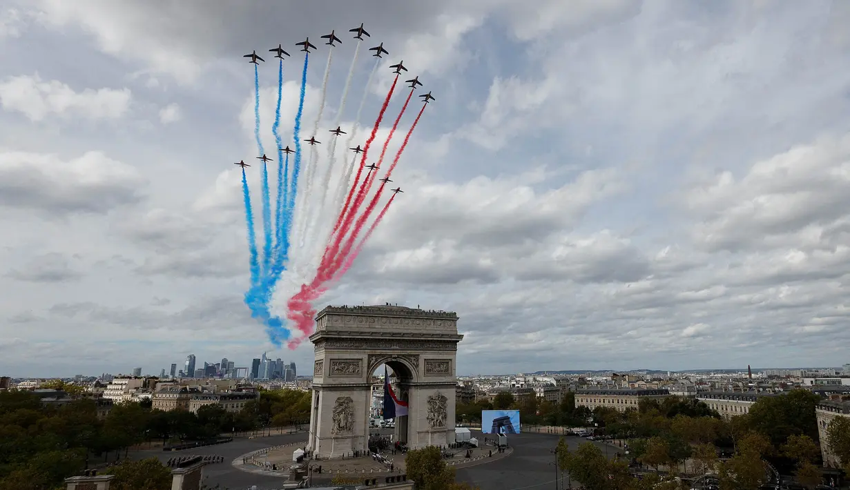 Tim terbang akrobatik Angkatan Udara Prancis "Patrouille de France" (PAF) dan tim aerobatik Angkatan Udara Kerajaan Inggris (RAF), "Red Arrows", melakukan terbang lintas selama upacara penyambutan resmi untuk Raja Inggris Charles III dan Ratu Inggris Camilla di Arc de Triomphe di Paris pada tanggal 20 September 2023. (Geoffroy Van der Hasselt/AFP)