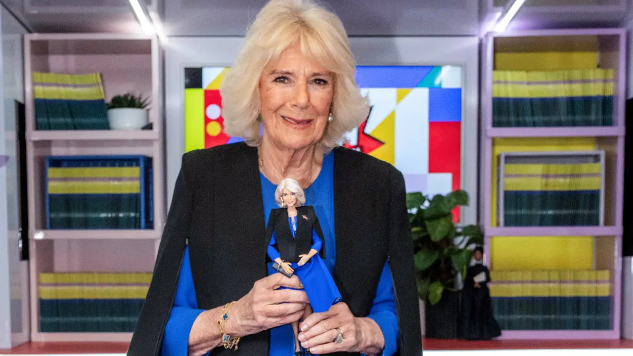 Ratu Camilla mendapat hadiah barbie mirip dirinya saat perayaan Hari Perempuan Internasional