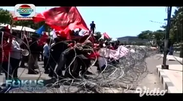 Ratusan mahasiswa dan petani yang tergabung dalam Aliansi Tani Jawa Timur berunjuk rasa menolak RUU Pertanahan yang dinilai merugikan rakyat, di depan Gedung DPRD Jawa Timur.