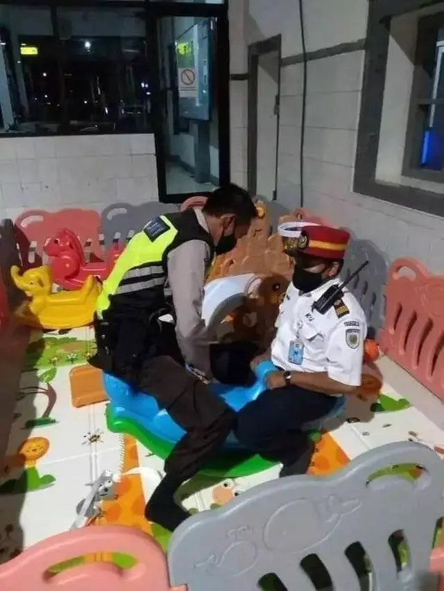 6 Tingkah Bapak-Bapak Kegirangan Ketemu Mainan Bocah, Menolak Tua