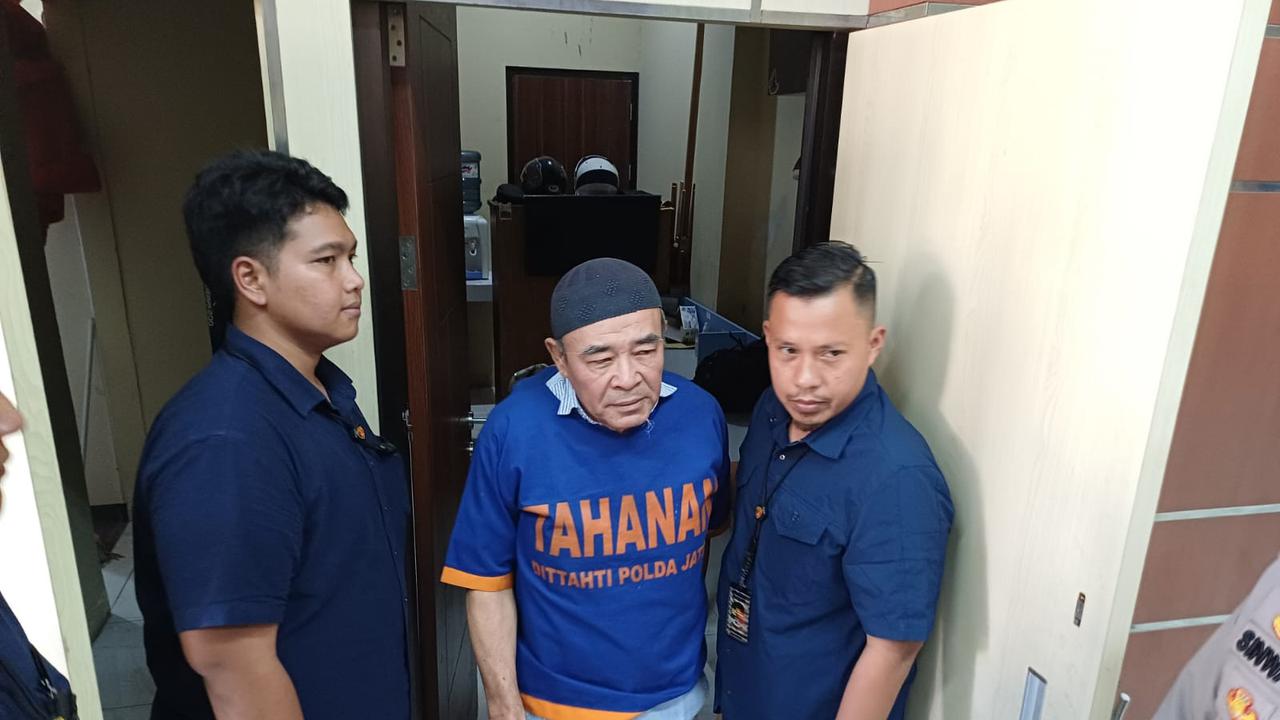 Tiga pelaku mafia tanah diamankan di Polda Jatim. (Dian Kurniawan/Liputan6.com)