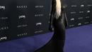 Kim Kardashian memakai dress leather hitam dari Balenciaga dengan train dan sarung tangan [@lacma]