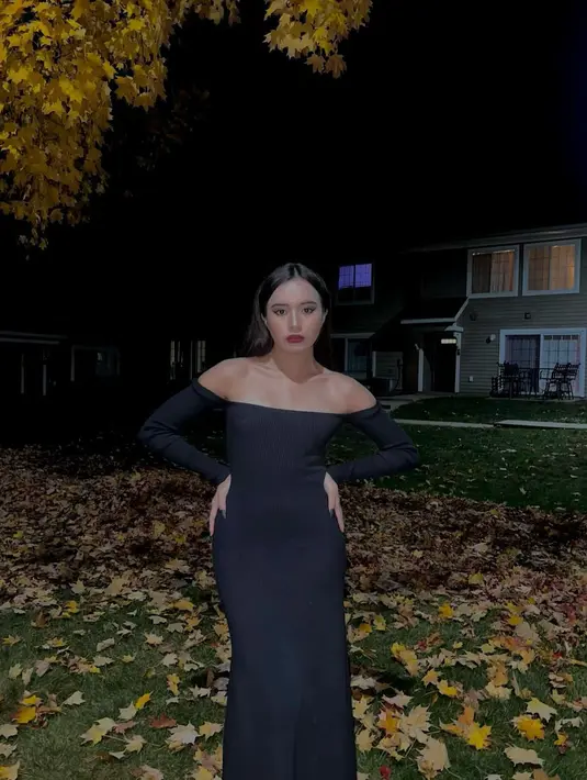 Perayaan Halloween Beby Tsabina tampil cantik. Ia mengenakan off-the-shoulder dress lengan panjang berwarna hitam yang simpel. [Foto: Instagram/bebytsabina]