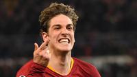 Gelandang AS Roma Nicolo Zaniolo melakukan selebrasi usai mencetak gol ke gawang FC Porto saat bertanding pada babak 16 besar Liga Champions di Stadion Olimpico, Roma, Italia, Selasa (12/2). AS Roma menang 2-1. (Andreas SOLARO/AFP)