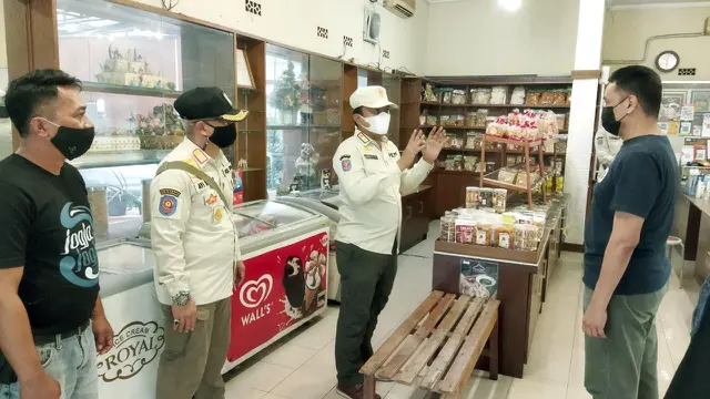 Satgas Penanganan COVID-19 Provinsi Jabar saat melakukan operasi yustisi di kawasan Bandung Raya bersama TNI – Polri, satgas kabupaten/kota. (Foto: Satpol PP Jabar)