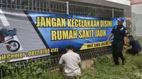 Spanduk peringatan bagi pengendara yang dipasang Unit Lantas Polres Bogor, Rabu (11/10/2017). (Liputan6.com/Achmad Sudarno)