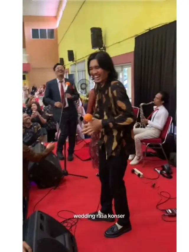 6 Potret Sheila On 7 Kondangan di Acara Nikahan, Sumbang Lagu di Panggung Sederhana