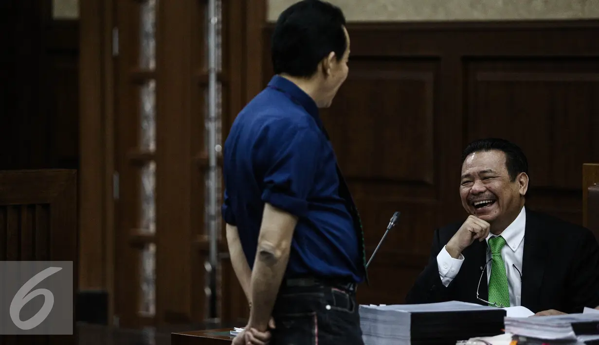 Darmawan Salihin Ayah dari alm Mirna berbincang dengan pengacara Otto Hasibuan sebelum persidangan di PN Jakarta Pusat, Rabu (13/7). Sidang tersebut menampilkan video CCTV rekaman suasana kejadian di Kafe Olivier. (Liputan6.com/Faizal Fanani)