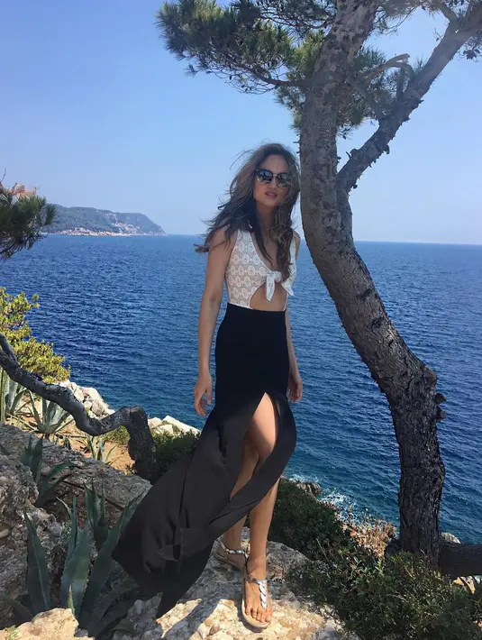 Saat sedang berlibur ke Yunani, Cinta Laura tampil cantik dengan mengenakan bawahan hitam bermodel belahan tinggi. (Foto: instagram.com/claurakiehl)