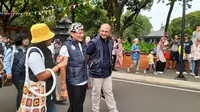 Menparekraf Sandiaga Uno meninjau TMII didampingi Direktur Utama TMII Claudia Inkiriwang. (dok. Liputan6.com/Dinny Mutiah)