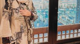 Istri Halilintar Anofial Asmid ini kerap tampil dengan model hijab ala anak muda. Pilihan hijabnya selalu mengikuti tren gaya hijab kekinian yang senada dengan warna baju dengan motif nuansa alam yang dikenakannya saat berada di Tanah Suci Makkah. (Liputan6.com/IG/@genifaruk).