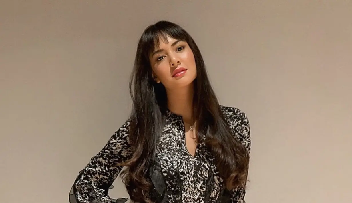 Aurelie Moeremans kerap tampil elegan di beberapa momen. Seperti saat ia mengenakan outfit hitam dengan penampilan berponi. Tatapannya yang tajam ini juga membuat Aurelie terlihat begitu menawan dan berhasil memukau banyak orang. (Liputan6.com/IG/@aurelie)