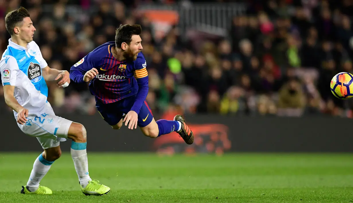 Pemain Barcelona, Lionel Messi dan pemain Deportivo La Coruna, Fabian Schaer mengincar bola pada pertandingan pekan ke-16 La Liga di Stadion Camp Nou, Senin (18/12). Barcelona menekuk tamunya Deportivo La Coruna dengan skor telak 4-0. (JAVIER SORIANO/AFP)