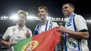 Pemain Real Madrid, Cristiano Ronaldo, Fabio Coentrao dan Pepe melakukan selebrasi usai menjuarai La Liga 2016-2017 di Stadion La Rosaleda, Malaga, Minggu,(21/5/2017). Cristiano Ronaldo meraih gelar pemain terbaik FIFA 2017. (EPA/Sergio Camacho)