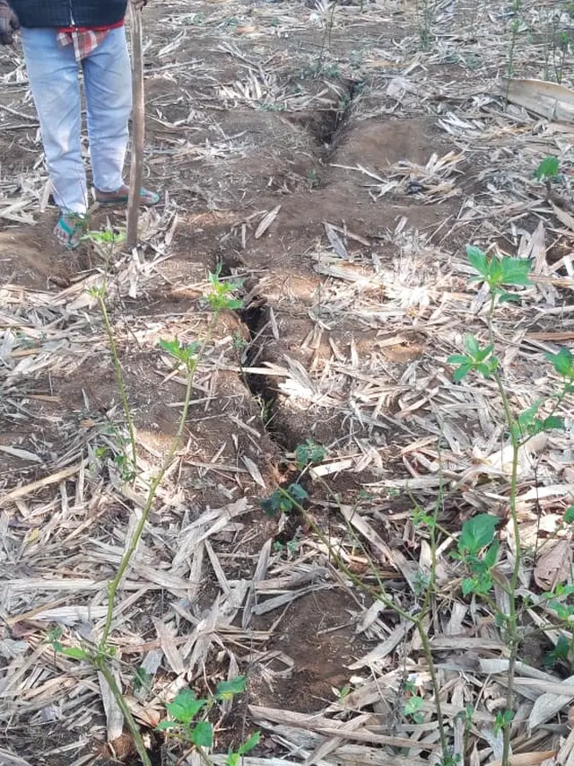 Seorang warga tengah menunjukan adanya lubang bekas pergeseran tanah yang terjadi di Kampung Pasirpari, Desa Balewangi, Kecamatan Cisurupan, Garut, Jawa Barat.