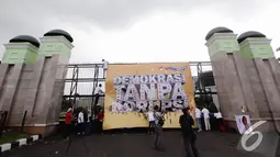 Aktivis Indonesia Corruption Watch (ICW) membentangkan spanduk seruan anti korupsi di depan Gedung DPR, Senayan, Jakarta, Selasa (9/12/2014). (Liputan6.com/Faizal Fanani)
