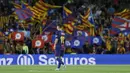 Lionel Messi berjalan menuju ruang ganti dengan latar bendera Catalan usai laga Barcelona melawan Eibar pada lanjutan La Liga Spanyol di Camp Nou stadium, Barcelona (19/9/2017). Barcelona menang 6-1. (AFP/Pau Barrena)