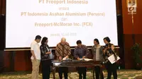 CEO PT Freeport Richard Adkerson dan Dirut Inalum Budi Gunadi Sadikin disaksikan Menkeu, Menteri ESDM, Menteri BUMN dan Menteri LHK menandatangani pengambilalihan saham 51% PT Freeport Indonesia di Jakarta, Kamis (12/7). (Liputan6.com/Angga Yuniar)
