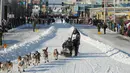 Juara bertahan, Joar Lefseth Ulsom dan gerombolan anjingnya mengikuti perlombaan kereta luncur anjing Trail Iditarod di Anchorage, Alaska, 2 Maret 2019. Sekitar 52 penggembala akan memulai balapan selama delapan hingga 9 hari. (AP/Michael Dinneen)