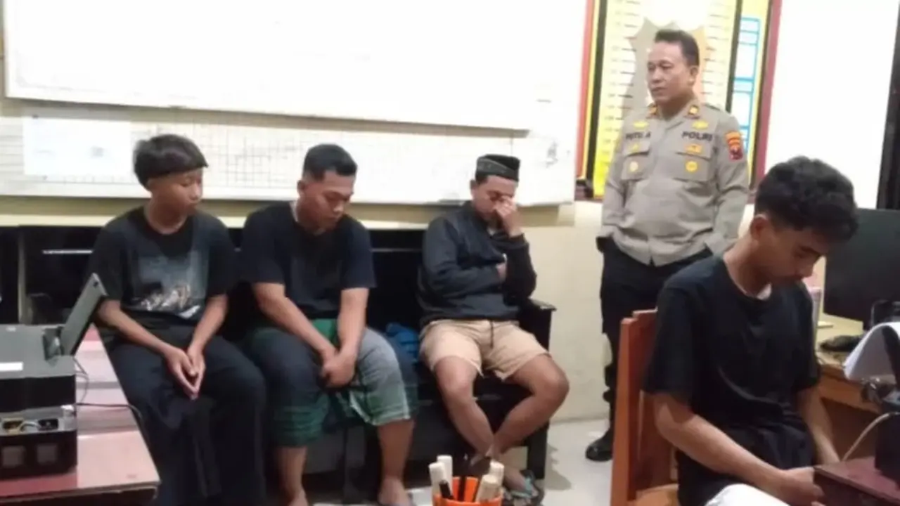 Polisi amankan empat orang pemuda yang terlipat aksi perang sarung di kecamatan Cluring Banyuwangi (Istimewa)