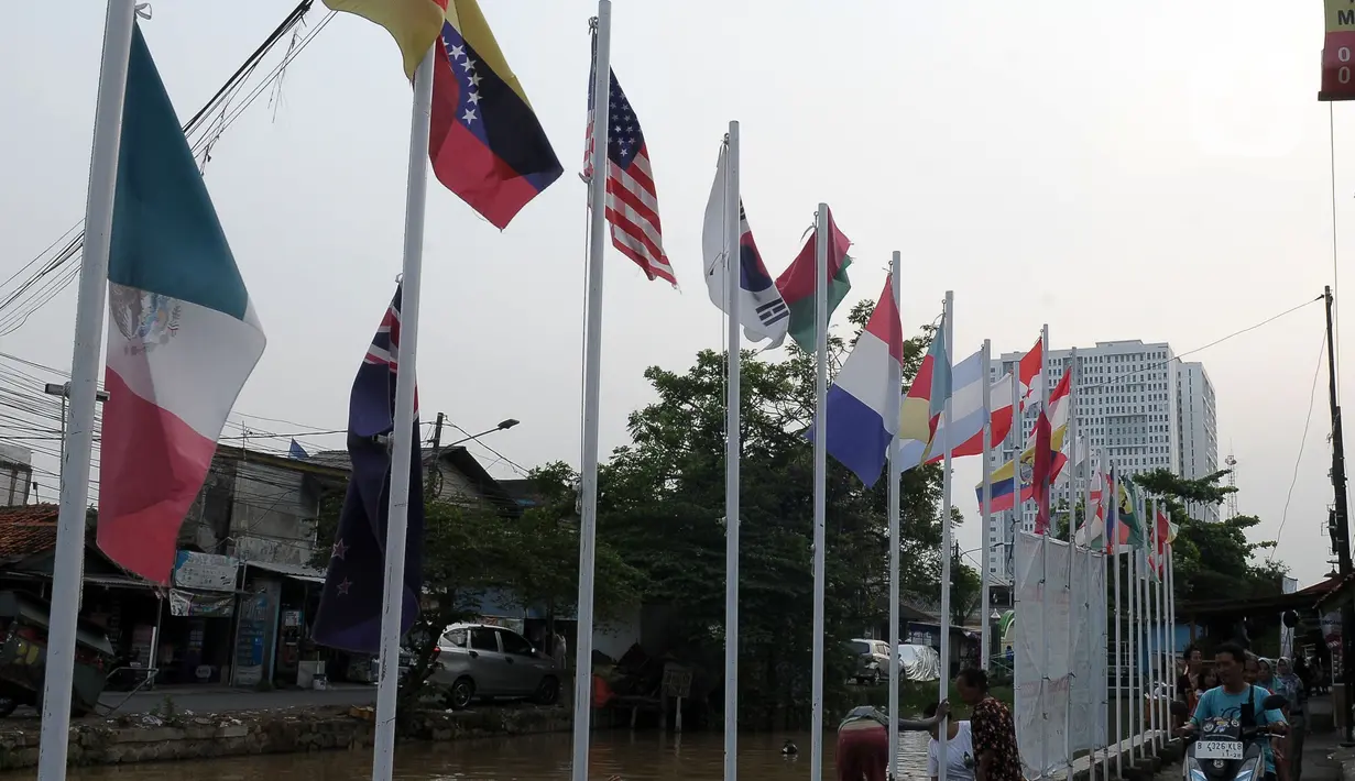 Barisan tiang bendera negara peserta Piala Dunia U-17 2023 yang mana Indonesia sebagai tuan rumah terlihat di Kampung Asem, Kelurahan Marga Mulya, Kecamatan Bekasi Utara, Bekasi, Jawa Barat, Kamis (16/11/2023). (merdeka.com/Imam Buhori)