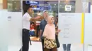 Nasabah datang untuk melakukan pengaduan terkait gangguan sistem di Bank Mandiri KCP Jakarta Mal Pondok indah 2, Sabtu (20/7/2019). Nasabah Bank Mandiri mengeluhkan perubahan drastis saldo di rekening yang mengalami pengurangan dan ada juga yang mengalami penambahan. (Liputan6.com/Herman Zakharia)