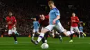 Kevin De Bruyne (Manchester City) - Kendati kerap didera cidera pemain satu ini dapat melesatkan enam gol, duabelas assist, serta membuat 19 peluang dari 80 umpan kunci. Tak heran jika Whoscored memasukkannya dalam list pemain tim impian dengan nilai sebanyak 7,65. (Foto: AFP/Paul Ellis)