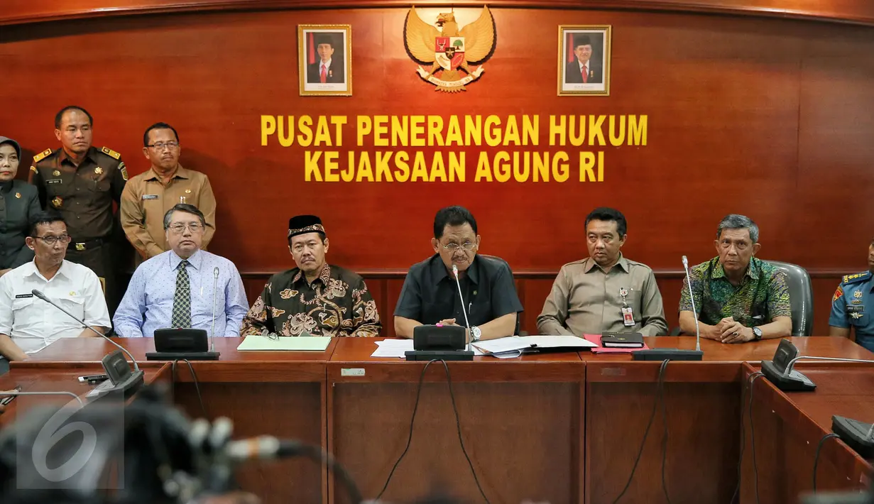 Wakil Ketua Tim Pakem Kejagung, Adi Toegarisman (tengah) menggelar rapat di Kejagung, Jakarta, Kamis (21/1). Berdasarkan hasil rapat bersama kementerian dan instansi terkait, ada indikasi Gafatar menyebarkan aliran menyimpang. (Liputan6.com/Faizal Fanani)